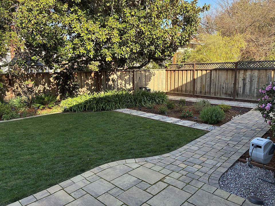 2nd image of 1074 Oaktree Dr