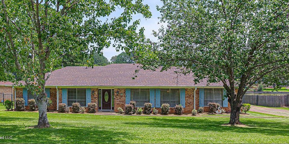 1st image of 315 Swan Lake Dr