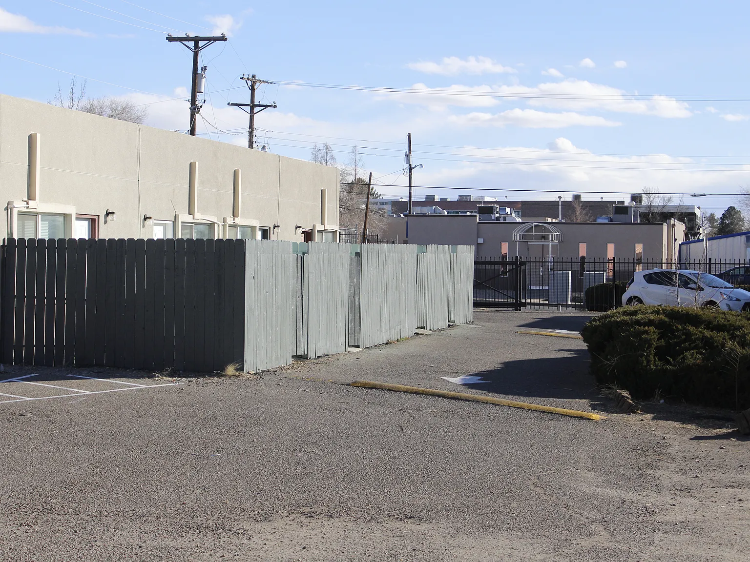 Updated and Very Private 1 Bedroom Apt with a Yard — Photo 4