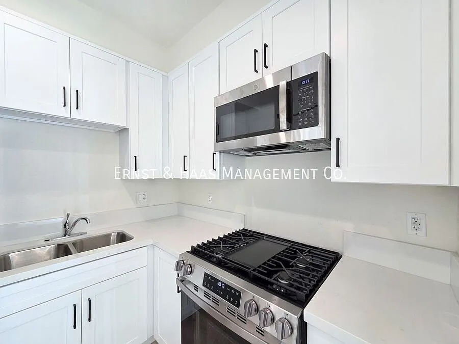 Charming Remodeled Studio Near Downtown Long Beach! *Move-In Special* — Photo 3