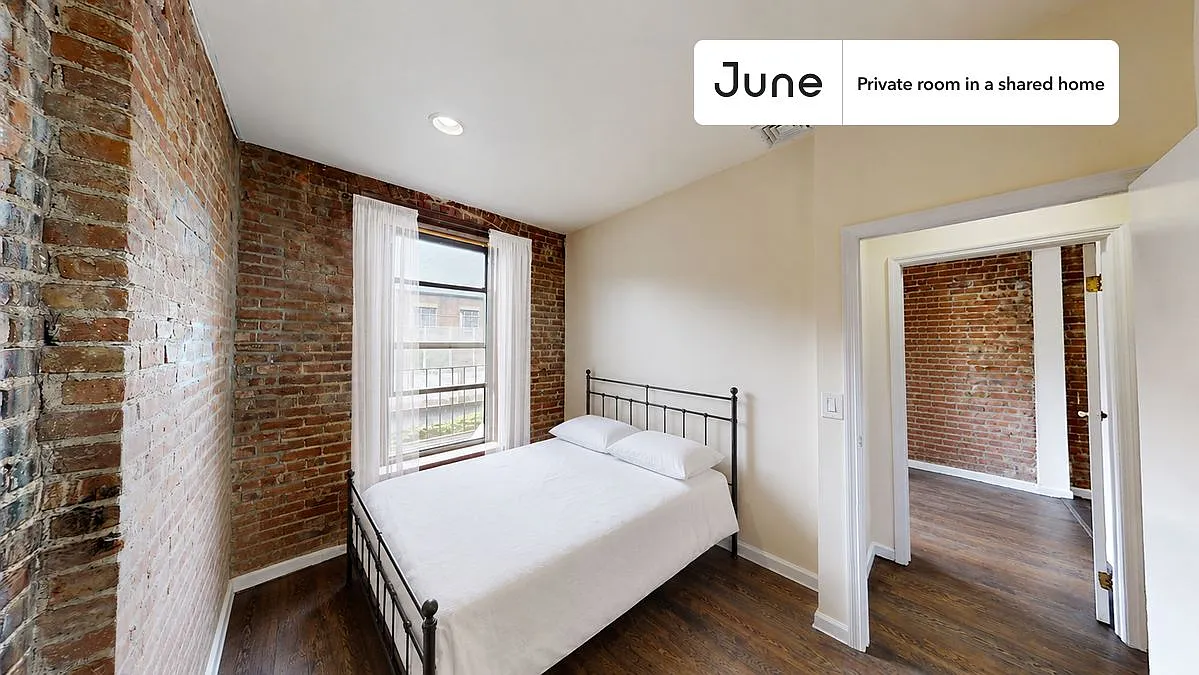Queen bedroom in 4 bed/1.5 bath home in Central Harlem #1739 B — Photo 1