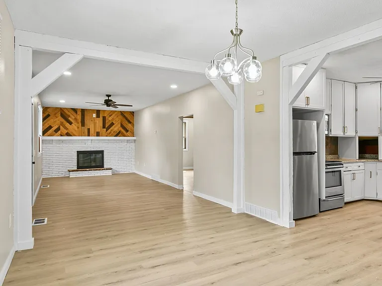 125 E Charles St — Photo 14