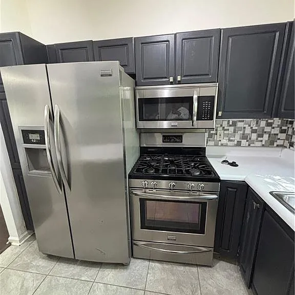 584 Windsor St SW — Photo 3