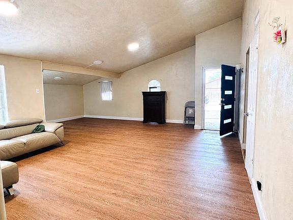 4th image of 2929 Pinewood Dr