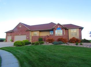825 E Leslie Dr, Garretson, SD 57030