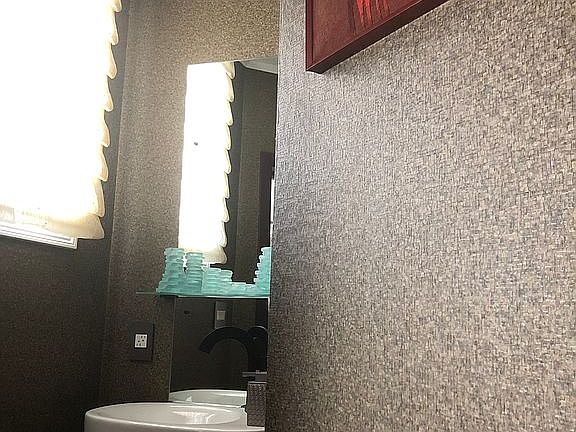 Powder rm / foyer half bath