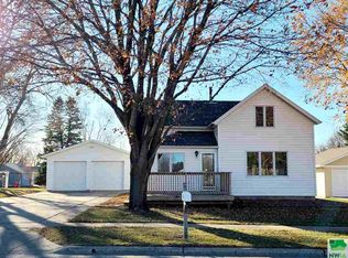 1414 3rd St, Hull, IA 51239