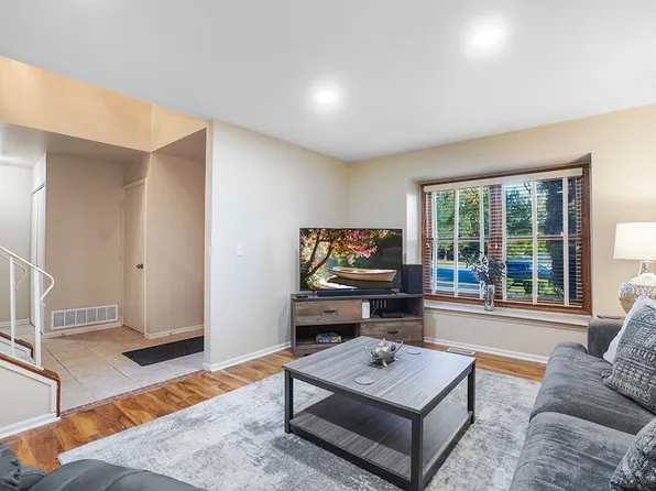 346 Weatherford Ln #Id1285058p, Naperville, IL 60565