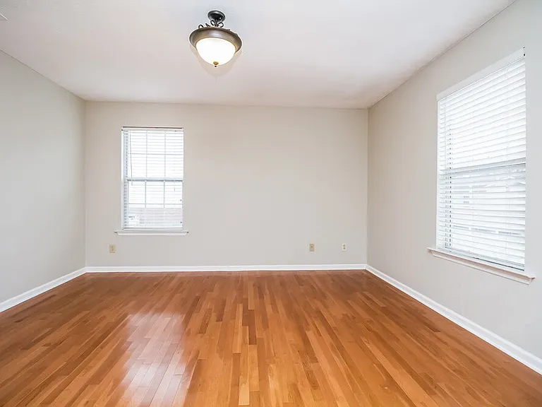 300 Stafford Ct — Photo 6