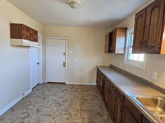 4th image of 1422 Ferry Ave #2