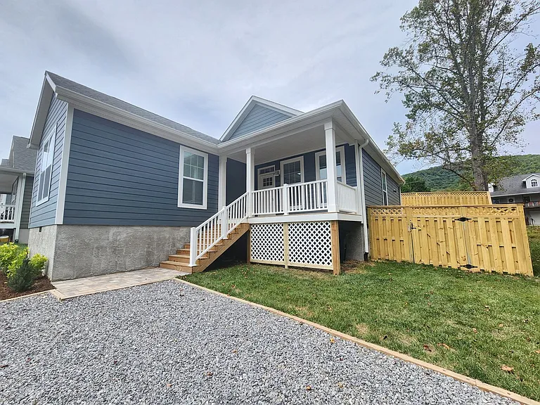 1128 Blueview Dr — Photo 1