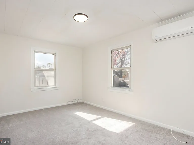 1239 Willow Rd — Photo 8