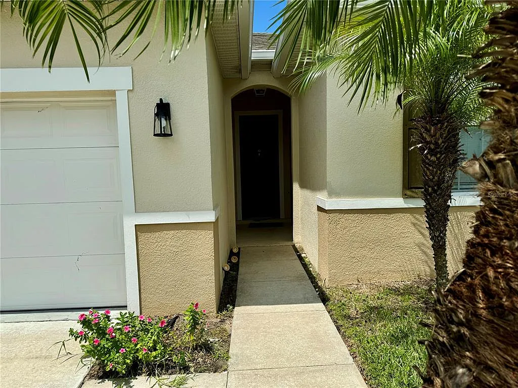 3 bed, 2.0 bath, 1672 sqft, $2,300 — Photo 4