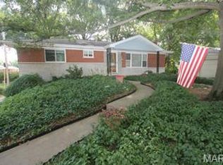 1050 Camelot Gardens Dr, Saint Louis, MO