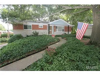 1050 Camelot Gardens Dr photo 1
