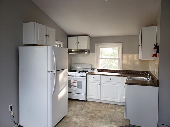 3rd image of 372 N Main St