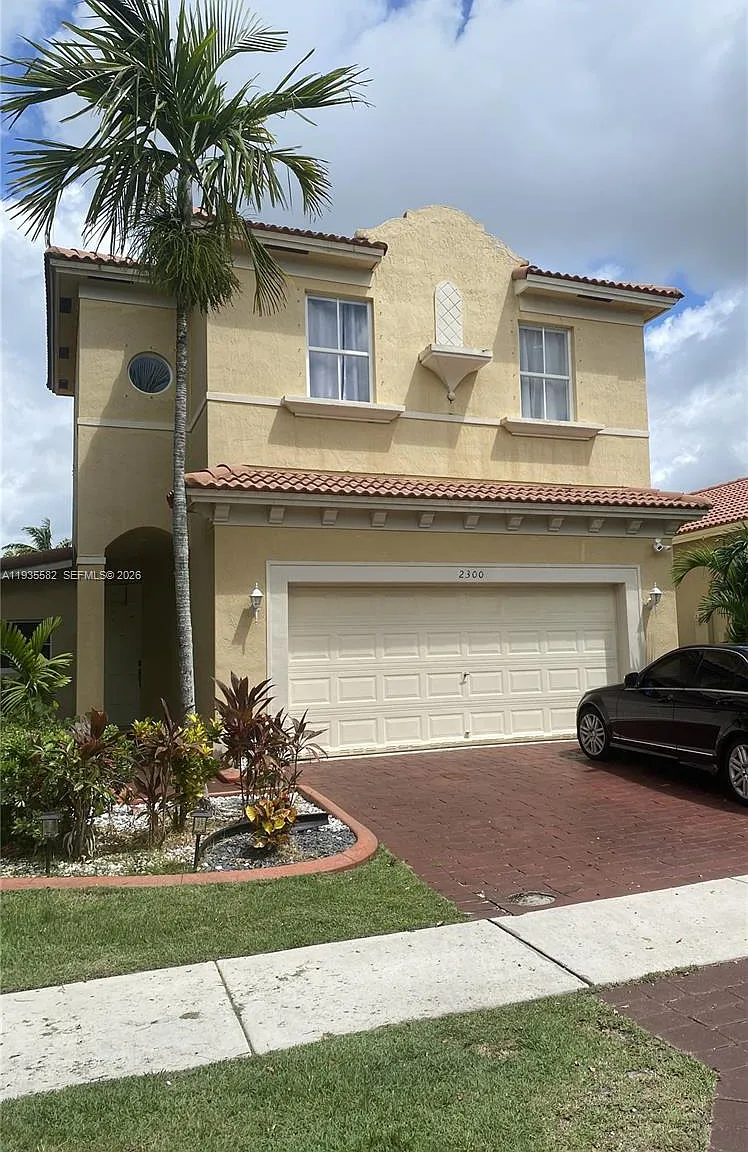 3 bed, 2.0 bath, 2147 sqft, $2,800 — Photo 1