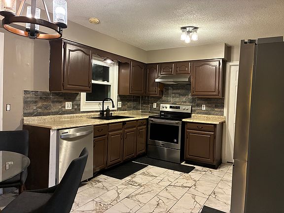 5th image of 4 Cranberry Ln