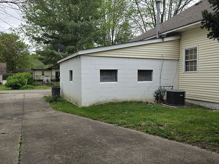 1111 S Mechanic St — Photo 5