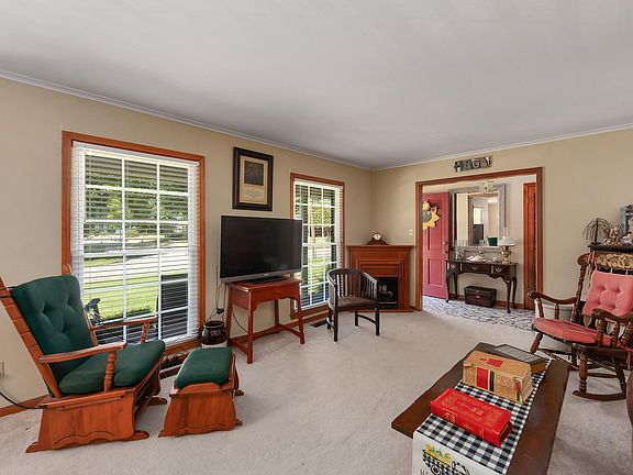 3rd image of 90 Franwood Dr