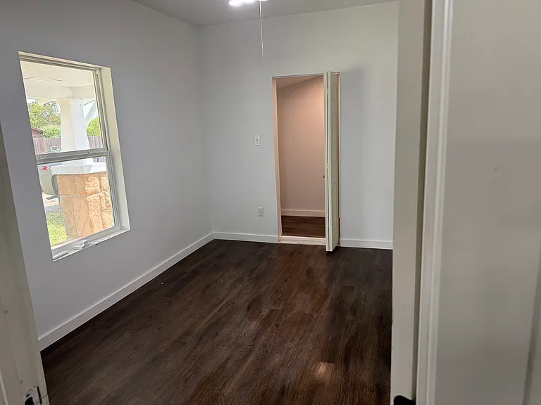 1137 E Moses St — Photo 3