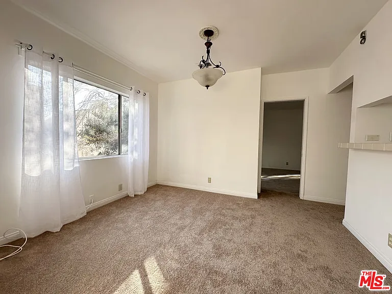 6069 1/2 Cashio St — Photo 10