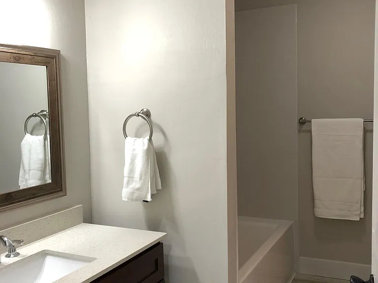 2816 Albany Ave — Photo 18