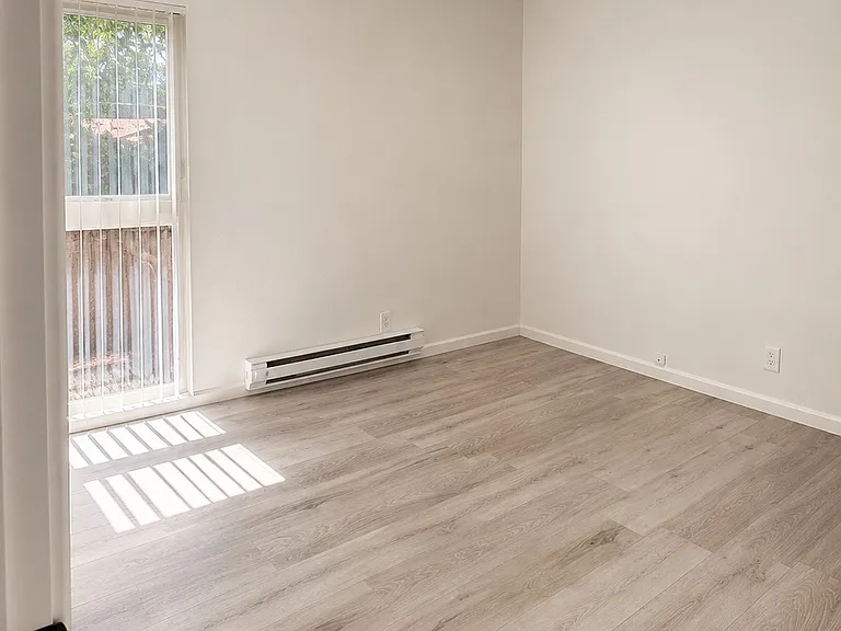 Carlmont Heights Apartments — Photo 12