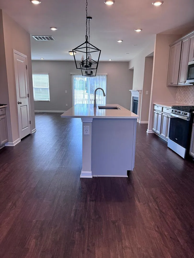 4 bed, 2.5 bath, 1889 sqft, $2,200 — Photo 4
