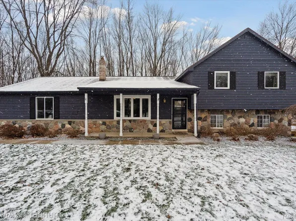 2463 Karen Dr, Howell, MI 48855