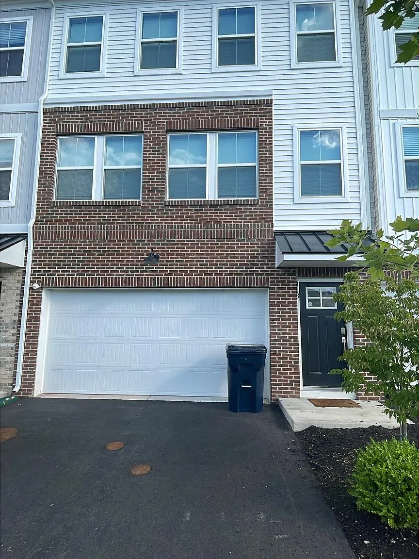 3 bed, 4.0 bath, 2227 sqft, $2,900 — Photo 1
