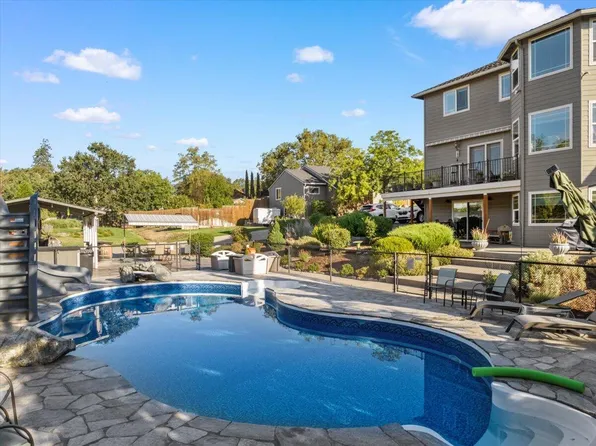 5153 Old Stage Rd, Central Pt, OR 97502