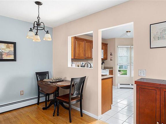 5th image of 565 Quaker Ln APT 13