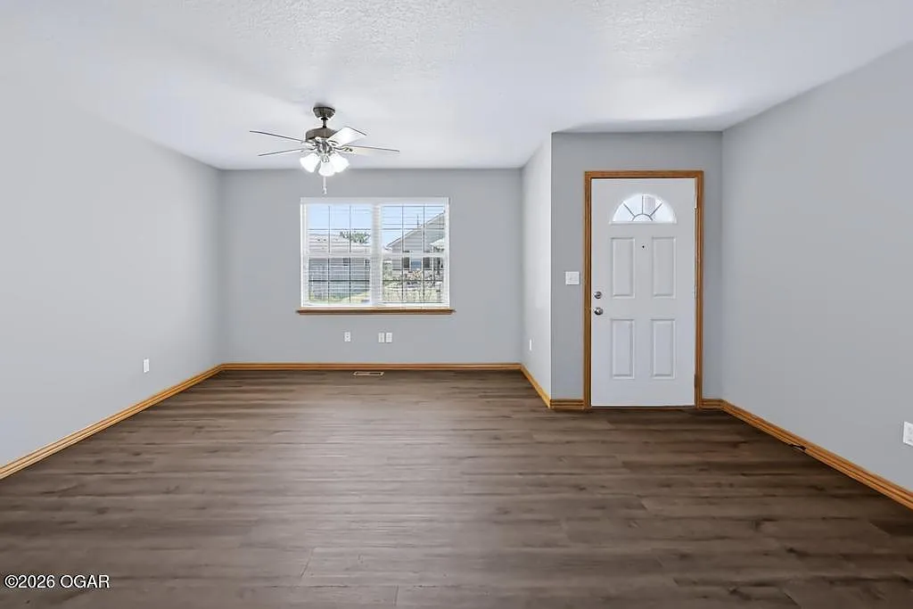 3 bed, 2.0 bath, 1060 sqft, $1,450 — Photo 3