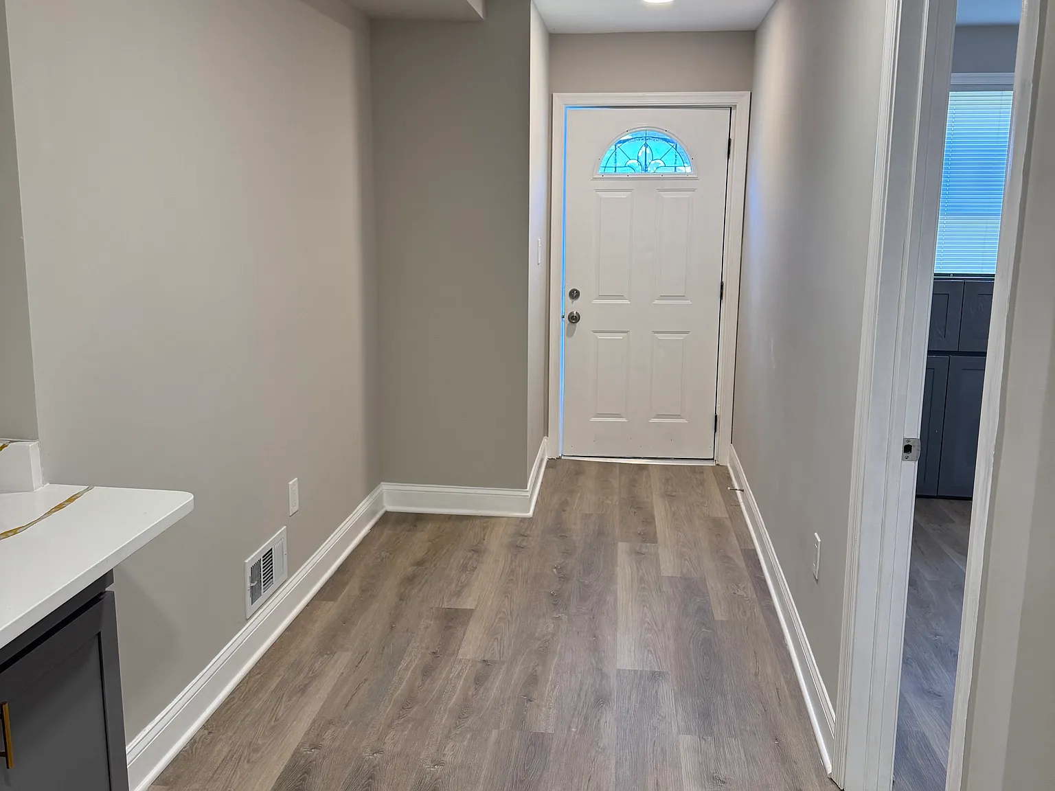 2 bed, 650 sqft, $2,300 — Photo 2