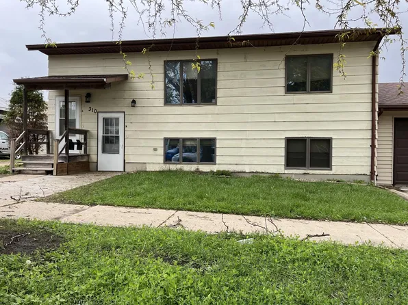 310 8th St, Windom, MN 56101
