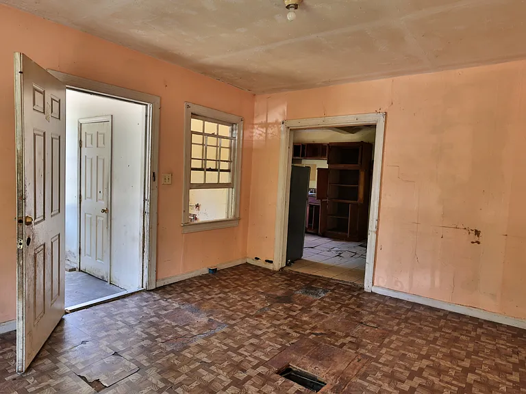 127 Barbara Ave — Photo 2