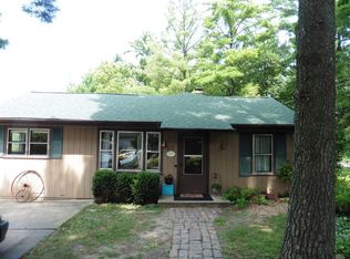 15 Woodland Rd, Lake In The Hills, IL 60156