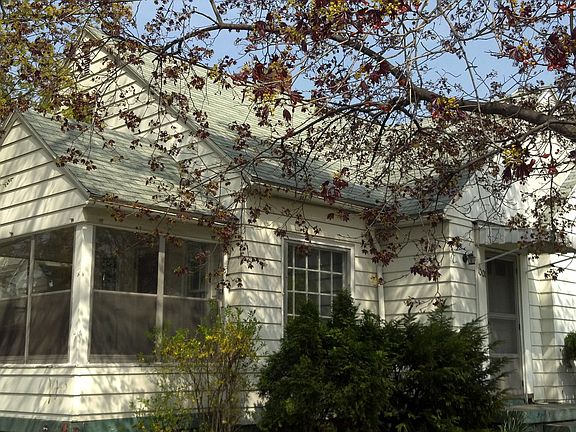 2nd image of 1001 Burton St SE