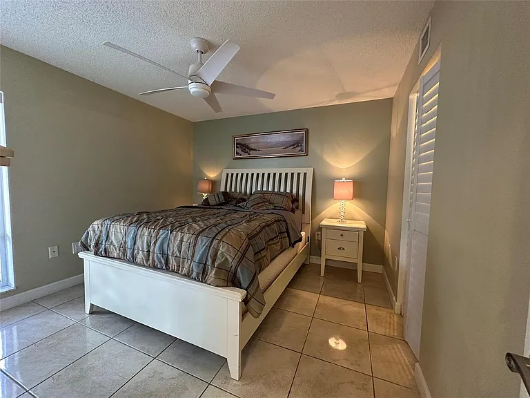 17801 N Bay Rd #212 — Photo 33