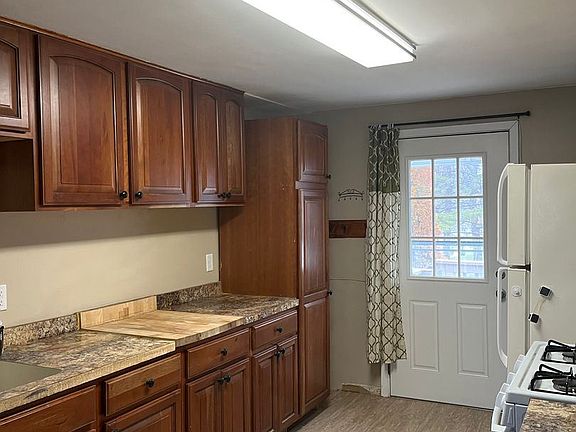 3rd image of 858 Oakdale Ave #2