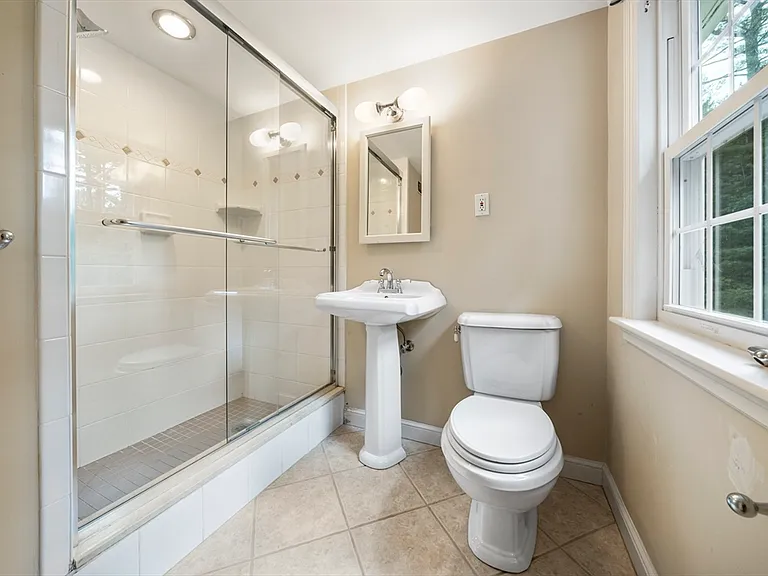 131 Montvale Rd — Photo 8