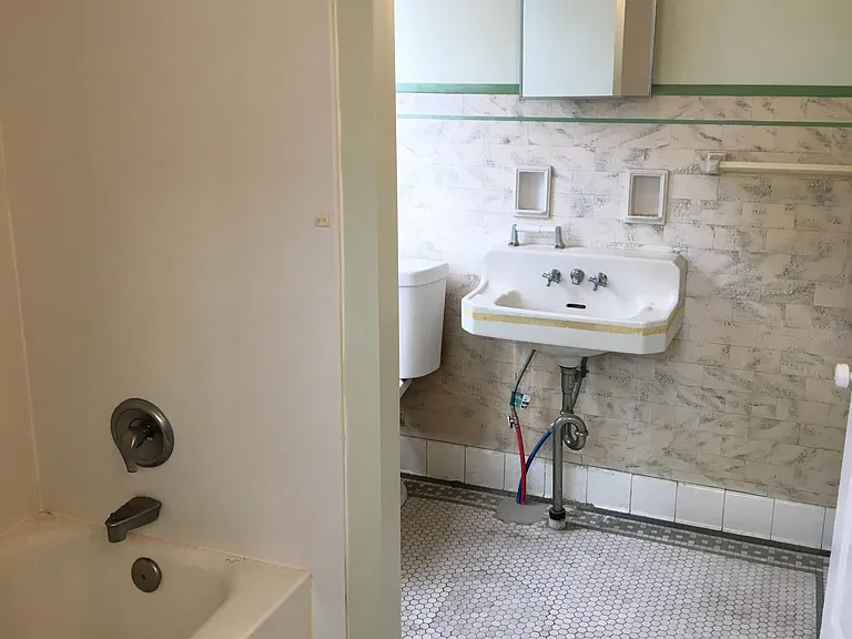 909 Linden St — Photo 6