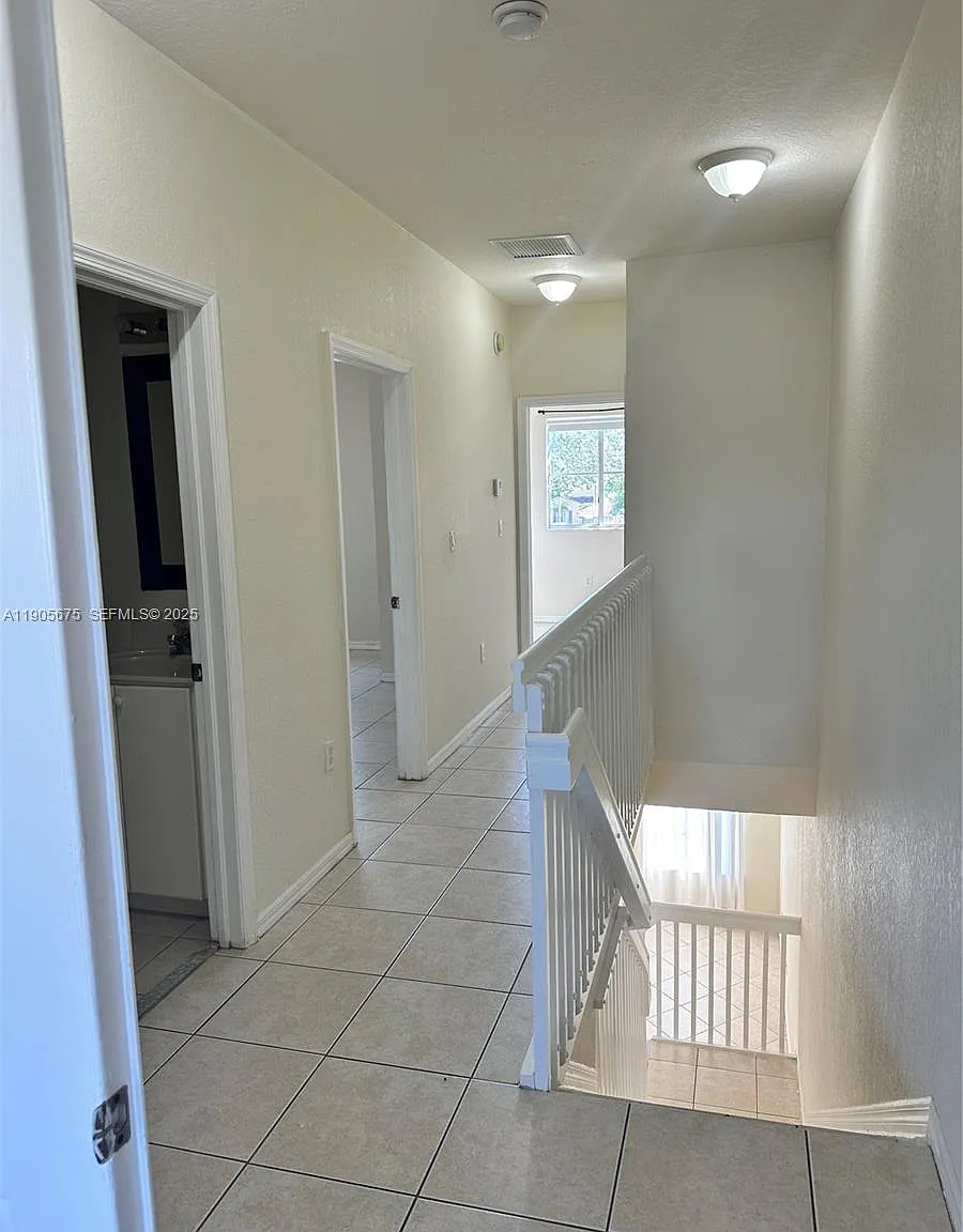 3 bed, 1600 sqft, $3,160 — Photo 3