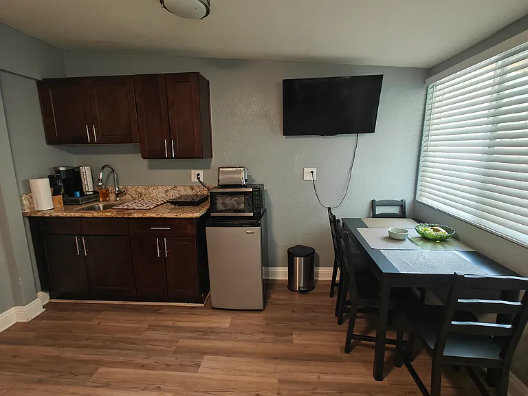 1122 Westwood Dr #4 — Photo 6