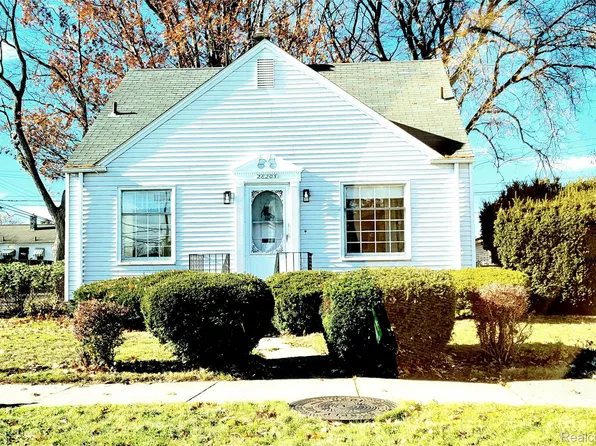 28205 Kaufman St, Roseville, MI 48066