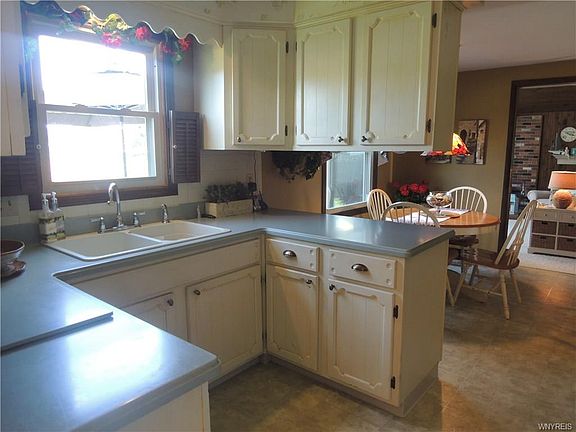 5th image of 102 Croydon Dr
