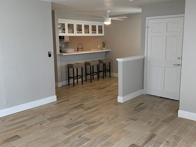 642 W. Maple Ave. Apts. — Photo 2