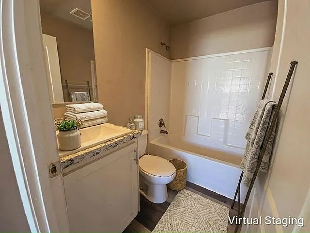 3 bed, 2.0 bath, 1056 sqft, $2,050 — Photo 4