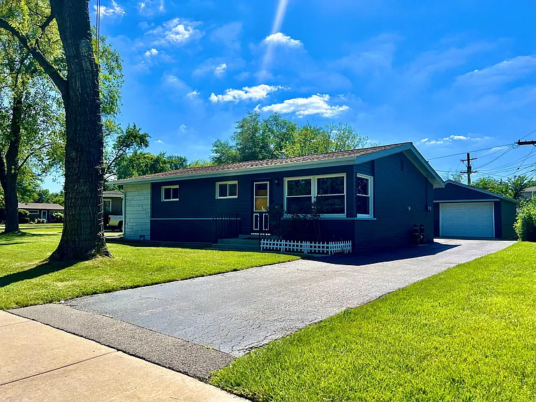 128 E Normandy Dr — Photo 2
